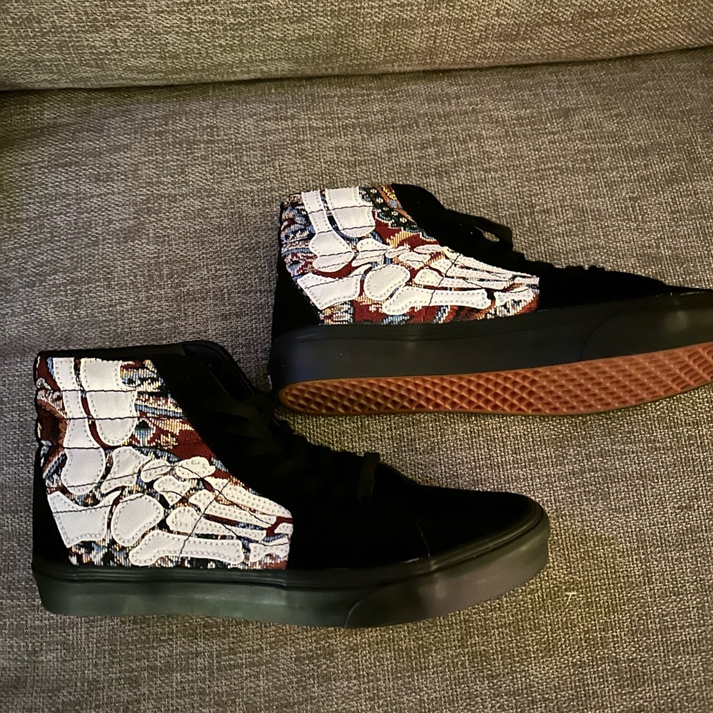 Black Vans. The sides have the bones of your feet. A really cool look. New!
